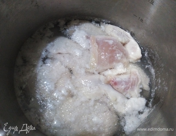 Довести до кипения. Выключить. Убрать пену и оставить остывать в бульоне.