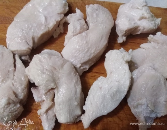 Остывшее мясо достать из бульона.