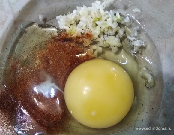 Приготовить льезон. Яйцо соединить с паприкой и измельченным чесноком. Посолить.