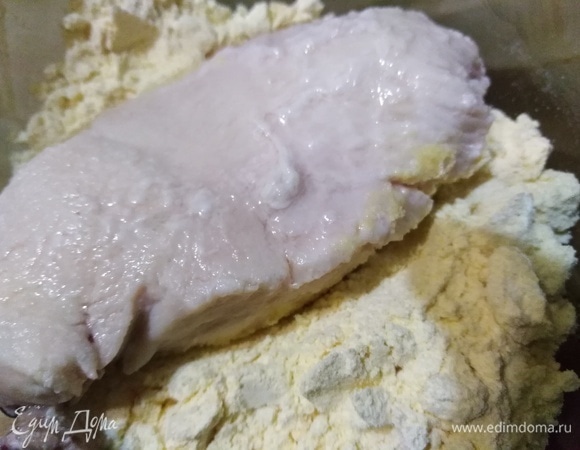 Каждый кусок обвалять в муке.