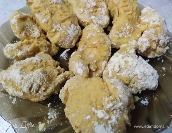 Выложить на тарелку. Оставить на 5 минут, затем перевернуть на другую сторону и оставить еще на 5 минут.