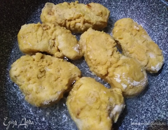 В разогретую сковороду с раскаленным растительным маслом выложить наггетсы.