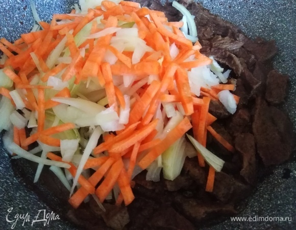 Нарезать, припустить на сковороде до испарения жидкости. Посолить, добавить перец, лук и морковь.