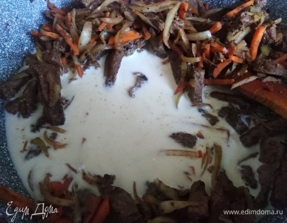 Обжарить. Влить молоко. Довести до кипения. Убавить огонь до минимума. Томить под крышкой 1 час.