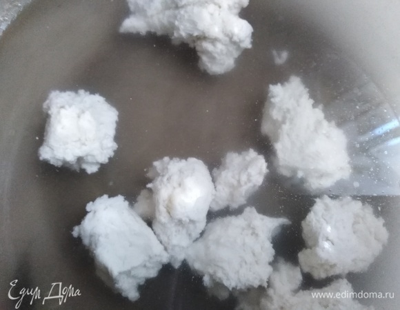 В закваску добавить воду и соль.