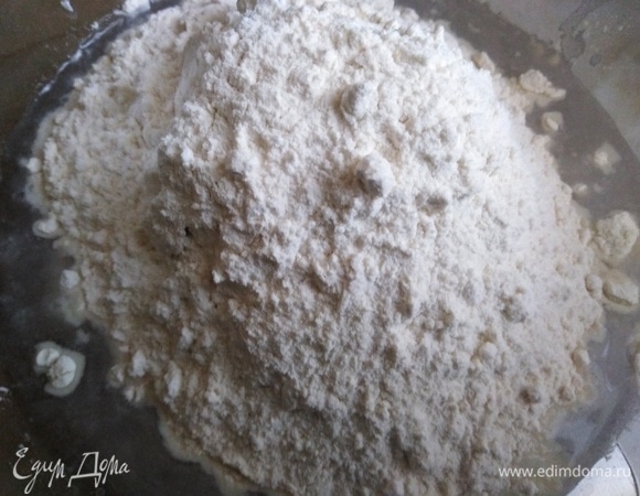 Всыпать муку.