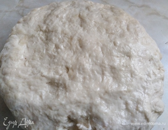 Замесить липкое тесто.