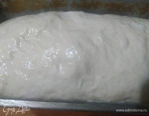 Верхушку поднявшегося теста смазать водой.