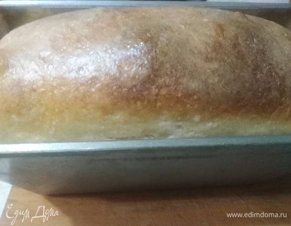 Поставить в разогретую духовку. Выпекать первые 20 минут с паром при 200°C. Затем пар убрать и выпекать еще 15–20 минут. За 10 минут до окончания выпекания смазать верх водой.