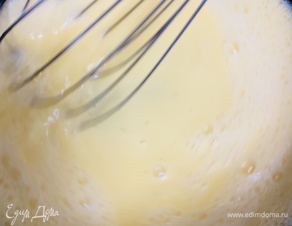 Готовим курд. Все ингредиенты смешать в небольшой кастрюле, поставить на средний огонь и варить до загустения при постоянном помешивании. Как только загустеет, переложить в другую емкость и накрыть пищевой пленкой в контакт.