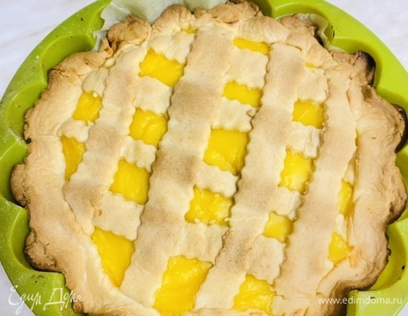 Готовим тесто. Смешать яйцо, сахар, растительное масло и соль. Добавить просеянную муку. Перемешать. Добавить разрыхлитель. Размешать руками в течение 1 минуты. Сразу раскатать корж под форму 22 см в диаметре. Корж должен покрыть дно и стенки формы. Излишки теста срезать с краев стенки (можно фигурным ножом). Проколоть тесто вилкой в разных местах. Залить апельсиновым курдом. Срезанные остатки теста раскатать и вырезать фигурным (можно обычным) ножом 5–6 полосок и украсить верх. Отправить в заранее разогретую до 180°C духовку на 40 минут.