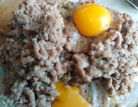 Свинину отварить до готовности в подсоленной воде. Охладить. Отделить от костей, если таковые имеются. Пропустить через мясорубку. Вбить яйца. Посолить. Хорошо перемешать. Если масса суховата, то добавить бульон.