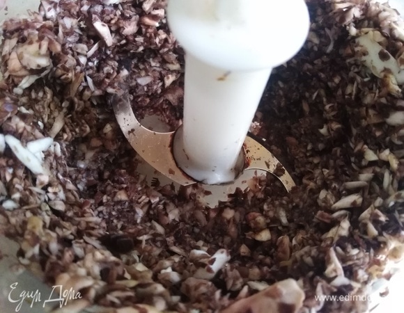 Шампиньоны измельчить в блендере.