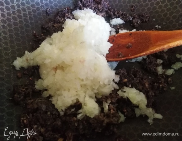 Обжарить, добавить репчатый лук, посолить. Снова обжарить.