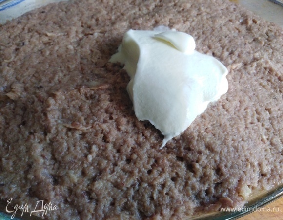 Верх суфле смазать сметаной.