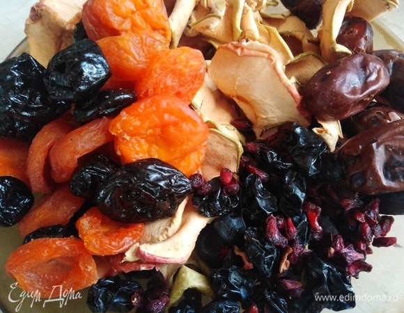 Подготовить сухофрукты. Промыть под водой. Если покупные, то обязательно замочить на 30 минут в воде.