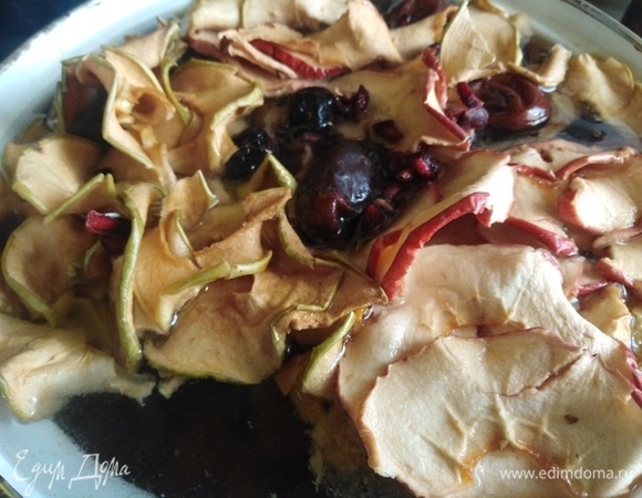 Вскипятить воду. Всыпать сухофрукты. Довести до кипения. Дать прокипеть 2–3 минуты. Выключить. Накрыть крышкой и дать настояться в течение 12 часов при комнатной температуре. Это оптимальное время для настоя напитка, и он готов к употреблению. Убрать в холодильник.