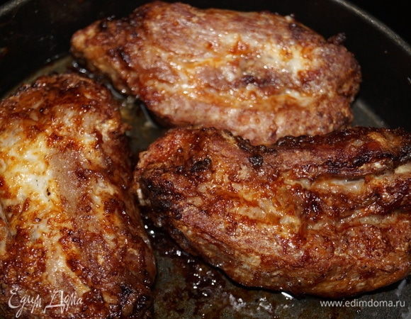 Дайте мясу отдохнуть минут 5 и выкладывайте на тарелку. Наивкуснейшее. Просто с черным хлебом люблю. Так мягко, что и зубы не нужны.