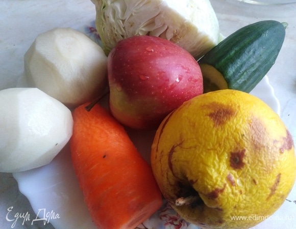 Подготовить ингредиенты. У яблок и айвы удалить сердцевину и шкурку. Почистить редьку и морковь.