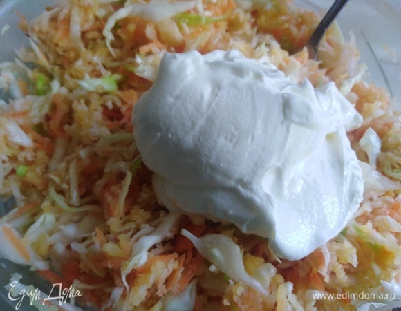 На терке натереть морковь, яблоко и айву. Соединить с капустой. Добавить сметану.