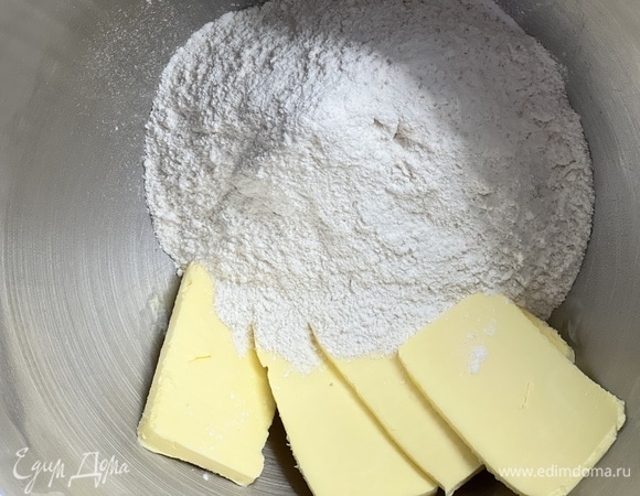 К размягченному маслу добавить сахар, муку, разрыхлитель, крахмал. Перемешать в крошку.