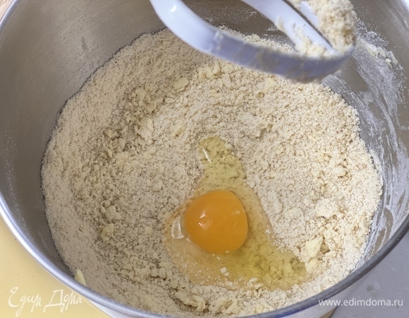 Добавить яйцо, перемешать в однородную массу.