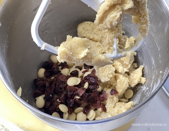 Шоколад порубить и отправить его вместе с клюквой в тесто. Все хорошо перемешать.