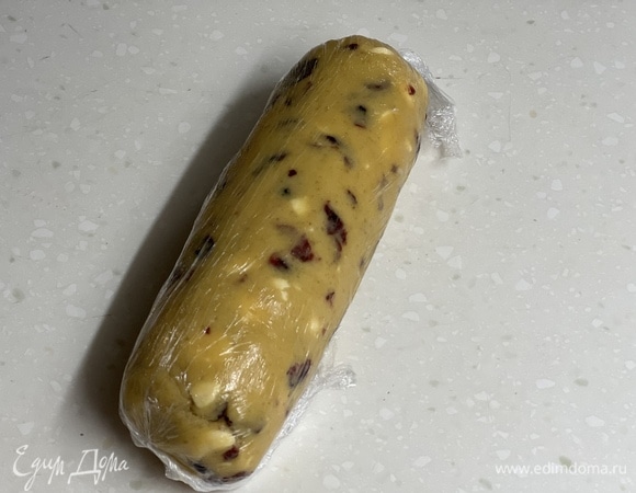 Сформировать из теста колбаску, обернуть ее пищевой пленкой и убрать в холодильник примерно на час.