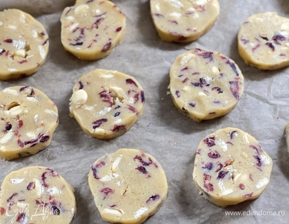 Достать тесто и нарезать порционно. Выложить на противень, застеленный бумагой для выпечки. Выпекать при 175°C в течение 12–15 минут. Остудить прямо на бумаге.