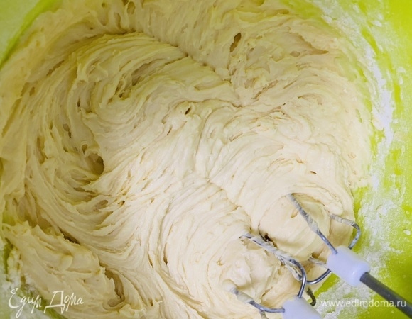 Смешайте просеянную муку, разрыхлитель и соль. В чаше миксера взбейте сливочное масло и сливочный сыр на средней скорости до получения однородной массы, около 1 минуты. Добавьте сахар и лимонную цедру и продолжайте взбивать до пышности, около 2 минут. Добавьте 1 яйцо и взбейте до однородной массы. Добавьте смесь муки и продолжайте взбивать на низкой скорости до однородной массы.