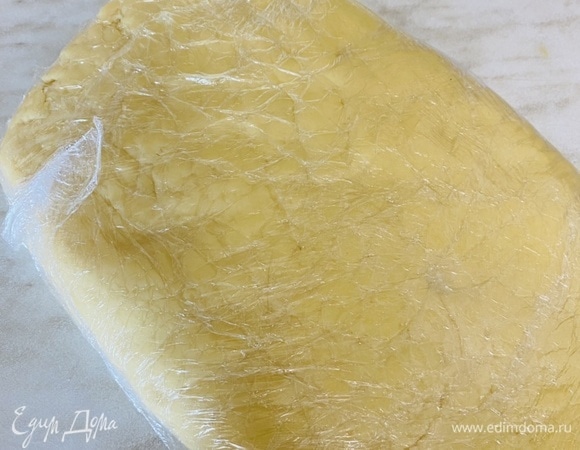 Разделите тесто пополам. Сформируйте из каждой половинки квадрат, заверните в пленку и поставьте в холодильник на 1–2 часа до полного застывания.