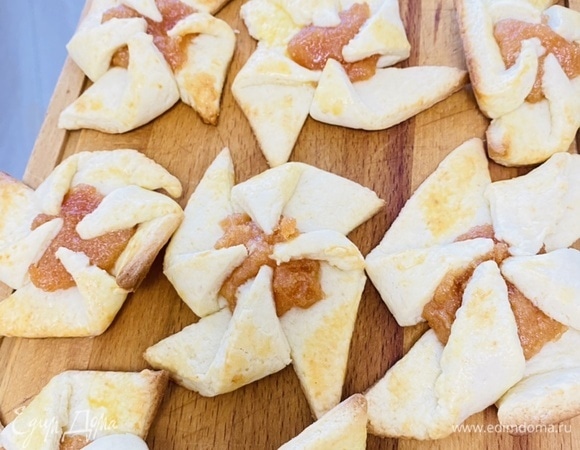 Дайте остыть на листах 5 минут, затем переложите печенье на решетку для полного охлаждения. Повторите то же самое с оставшимся тестом.