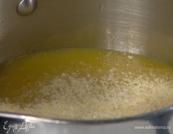 Сок из манго, личи и маракуйи влить в кастрюлю, всыпать 30 г желатина и, помешивая, прогреть так, чтобы он полностью растворился, затем добавить мед, все перемешать и еще немного прогреть.