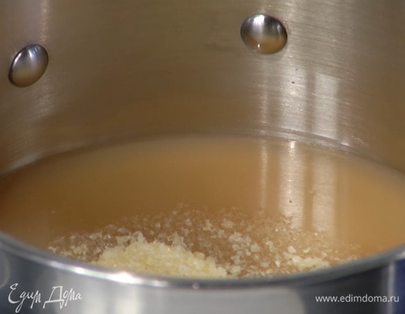 Сок из гуавы, банана и клубники влить в отдельную кастрюлю, всыпать оставшиеся 30 г желатина и, помешивая, прогревать, пока он полностью не растворится.