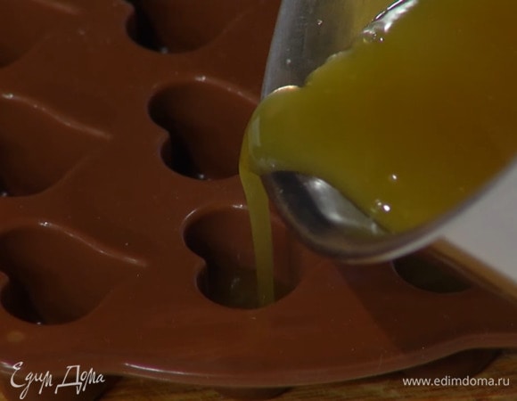 Разлить соки в силиконовые формочки для конфет и отправить в холодильник на 30 мин.