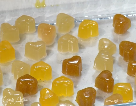 Готовые конфеты вынуть из формочек и посыпать сахаром.