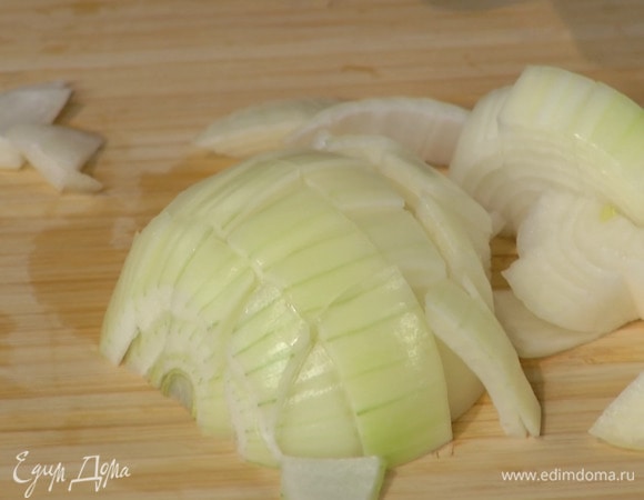 Лук почистить, крупно порезать и выложить в чашу блендера.