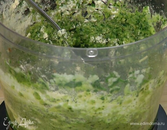 Отправить к луку шпинат, влить 100 мл воды, добавить готовый нут, кориандр, зиру и соль, все взбить, затем всыпать муку из нута, крахмал, разрыхлитель и перемешать.