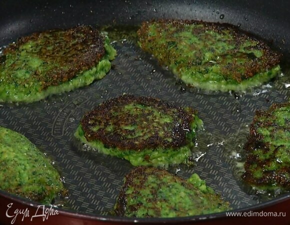 Разогреть в тяжелой сковороде оливковое масло, ложкой выложить гороховую массу и пожарить оладьи.