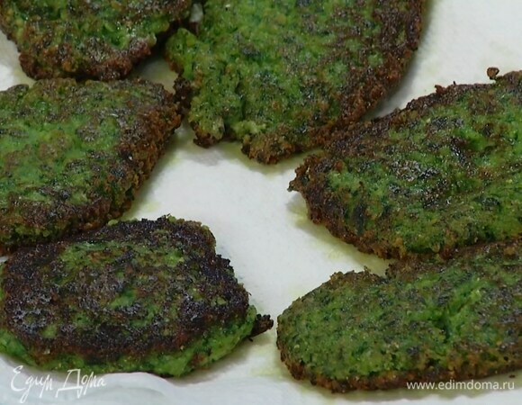 Готовые оладушки выложить на бумажное полотенце, чтобы избавиться от лишнего масла.