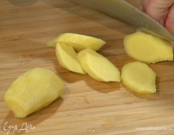 Имбирь почистить и нарезать небольшими кусочками.