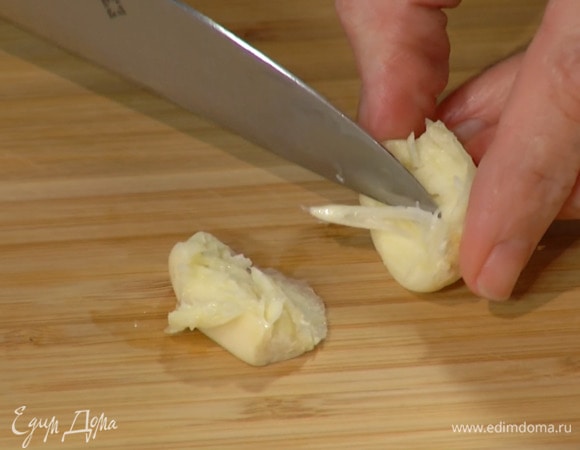 Чеснок почистить, раздавить плоской стороной ножа и удалить горькую сердцевину.