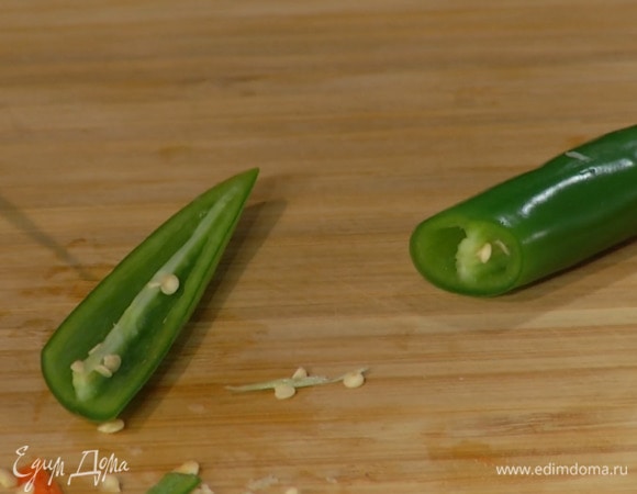 Весь перец чили, удалив семена, крупно порезать.