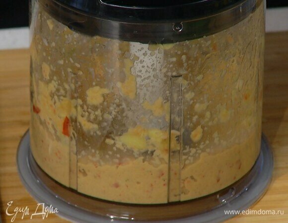 Подготовленные овощи выложить в чашу блендера, добавить пасту из лимонника, 1–2 ст. ложки оливкового масла и все взбить.