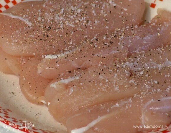 Кусочки курицы посолить и поперчить со всех сторон.
