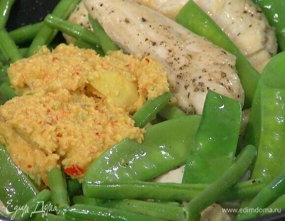 Разогреть в воке оставшееся оливковое масло и обжарить филе, затем добавить фасоль, горох, пряную имбирную массу, все перемешать и обжарить.