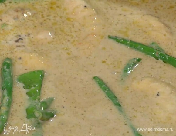 Влить в сковороду соевый соус, Nam Pla, кокосовое молоко и тушить курицу до готовности.