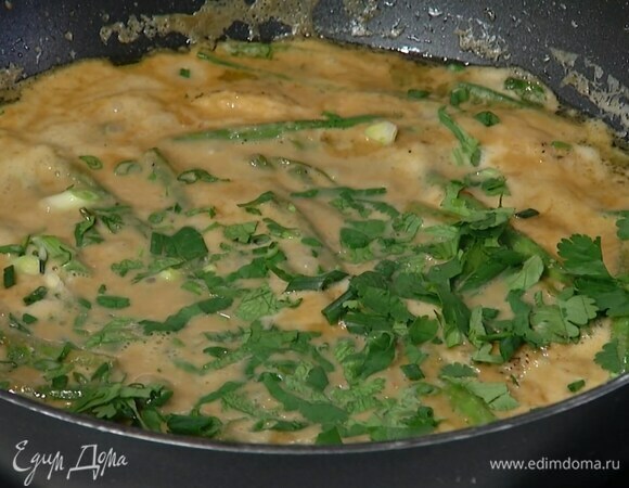 Зеленый лук тонко порезать наискосок, кинзу мелко порубить и посыпать<br />
готовое блюдо.