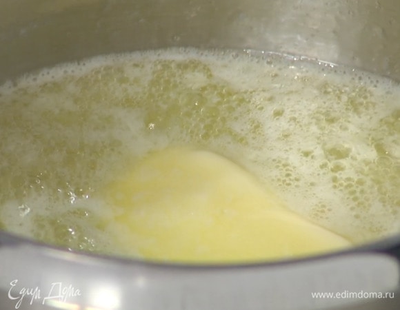 Сливочное масло растопить в небольшой кастрюле на среднем огне.