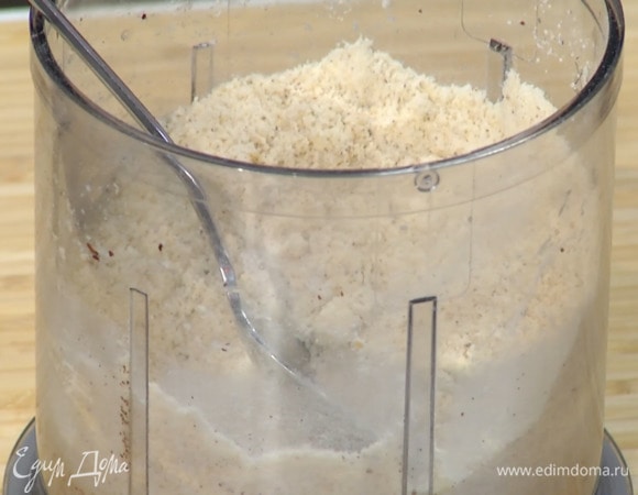 Фундук измельчить в блендере в очень мелкую крошку, всыпать сахар и еще немного измельчить, затем добавить муку и все перемешать.